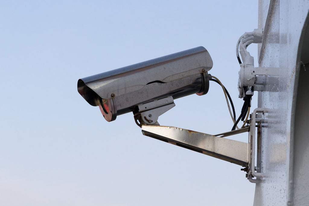 Cámara de videovigilancia profesional instalada en exteriores